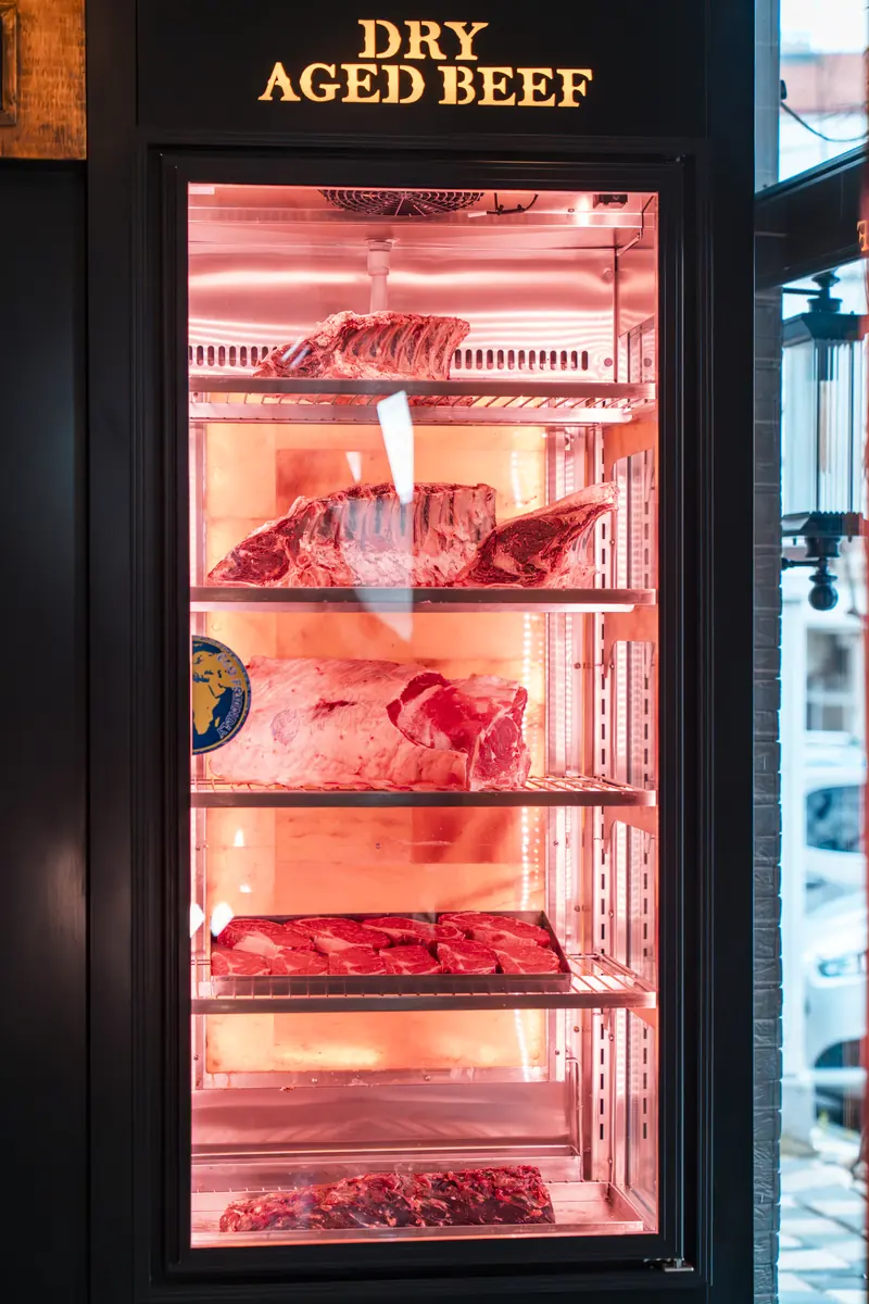 Dükkândaki dry aged dinlendirme dolabı