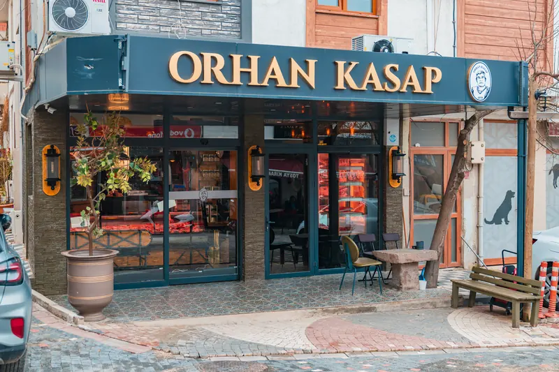 Ayvacık’taki Orhan Kasap dükkânının cephesi