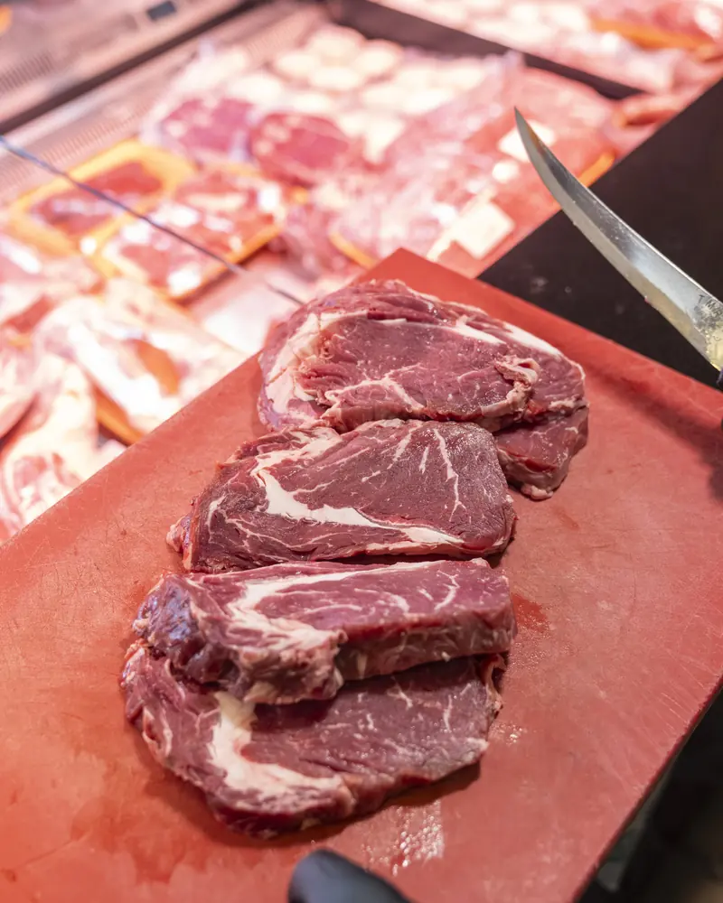 Kalın dilimlenmiş rib eye steakler