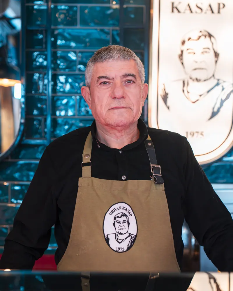 Orhan Usta, dükkândaki tezgâhın arkasında